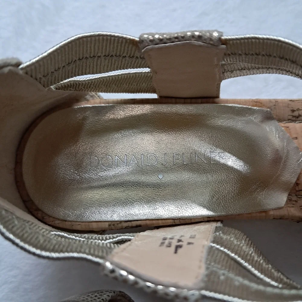 Donald J Pliner Sandals Women 9M Gold Dori Wedge Thong Zip Metallic Leather Boho